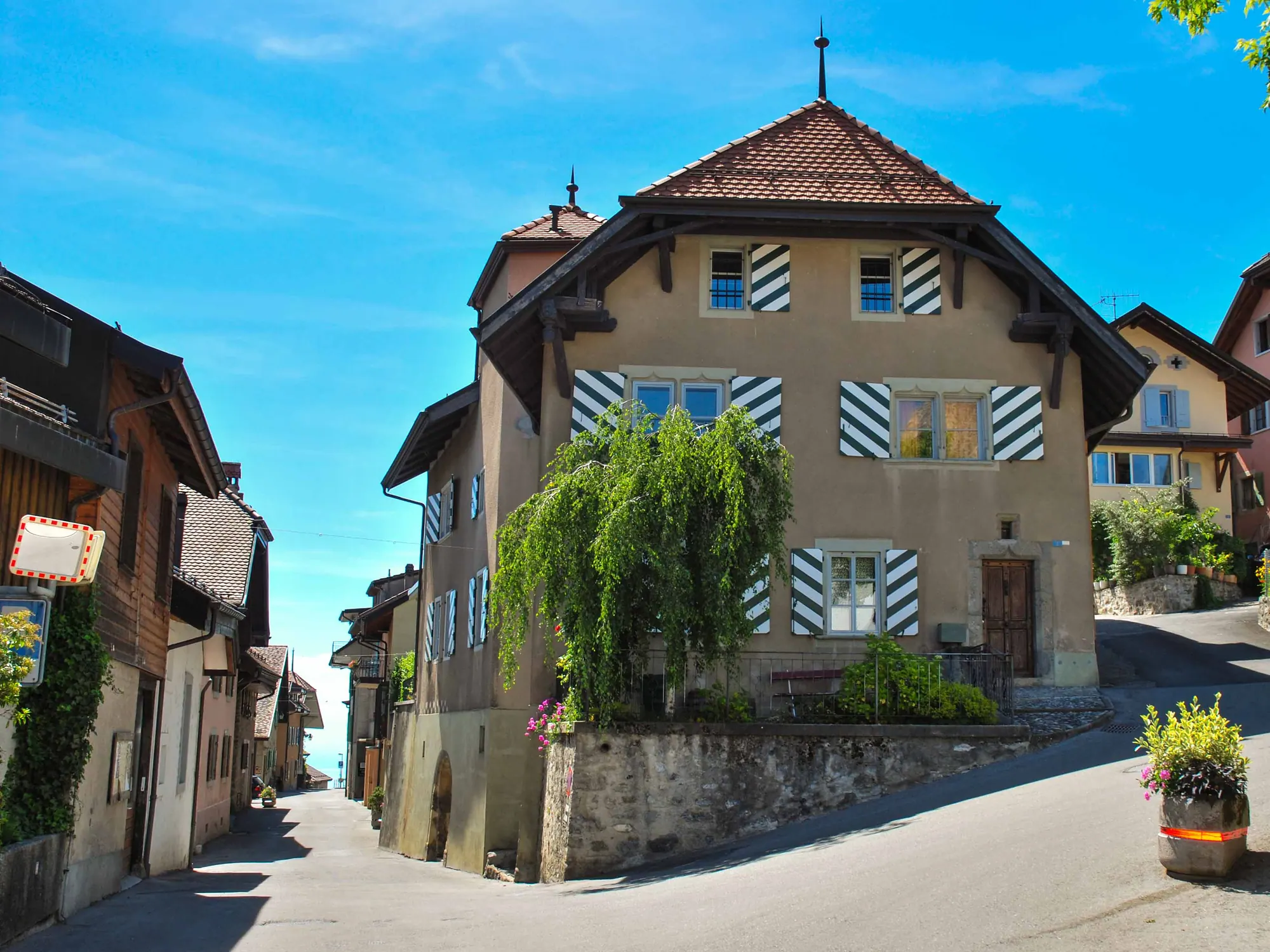 Maison villageoise et ruelle à Chardonne