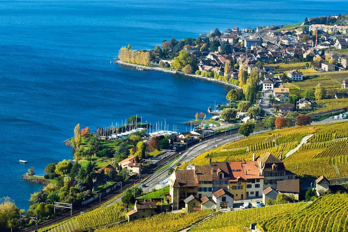 Village de Cully, vignes de Lavaux et lac Léman