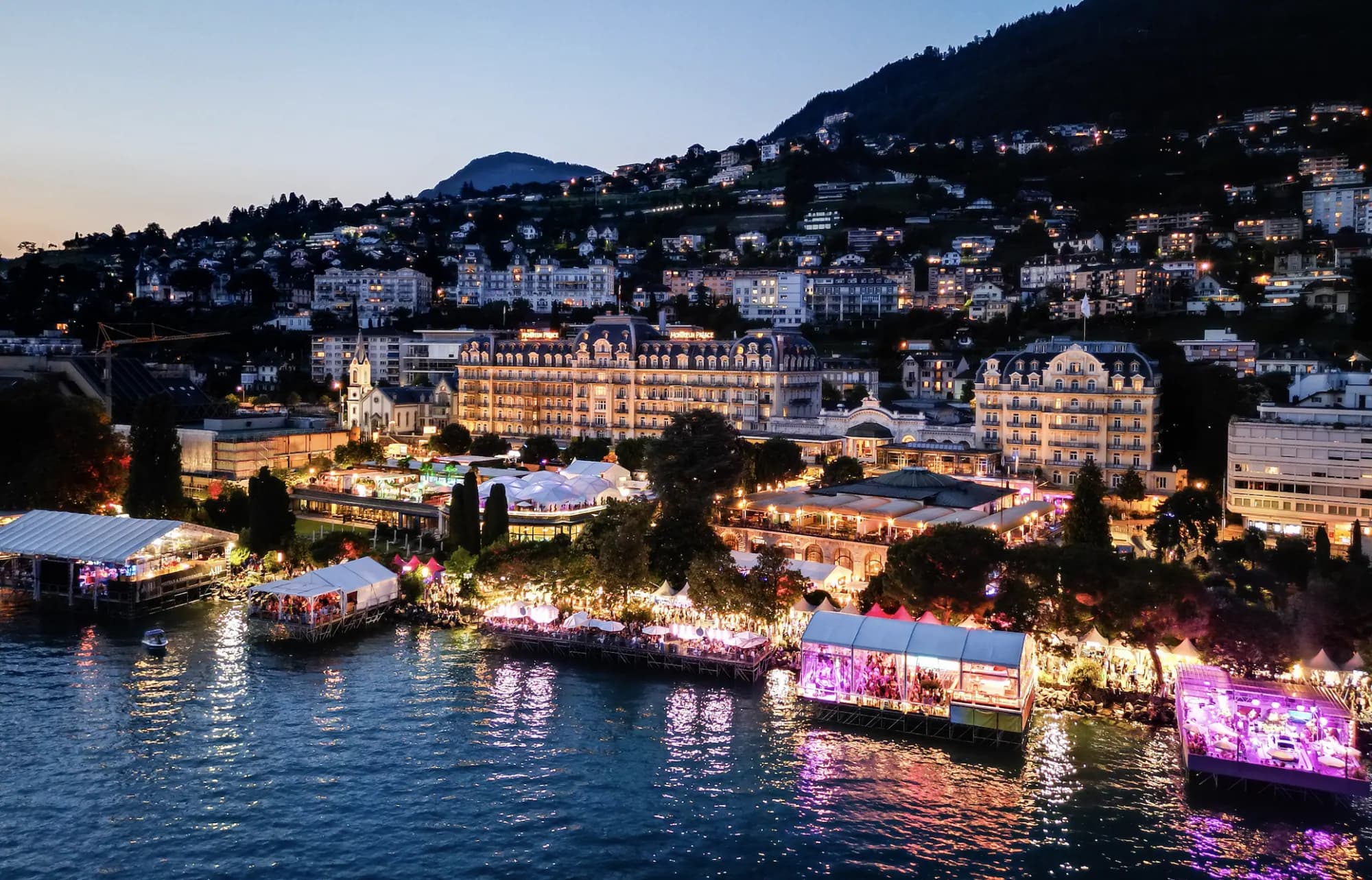 Vue nocturne de Montreux, du Palace et des rives du Léman