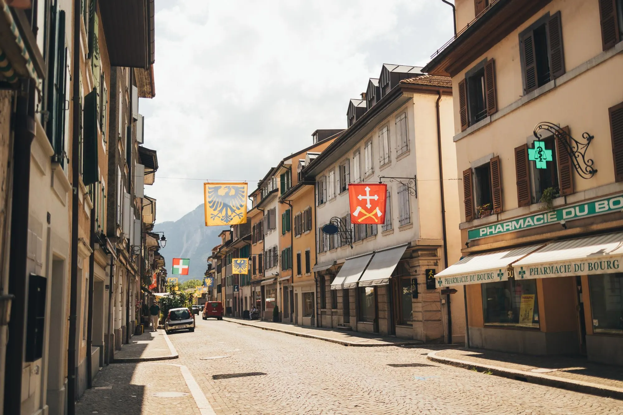 Rue du bourg de Villeneuve avec façades historiques